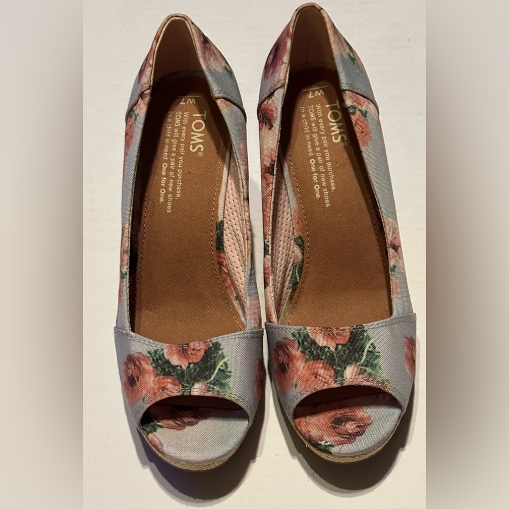 TOMS Women's Floral Peep-Toe Heels - Light Blue with Pink Roses size 7W
